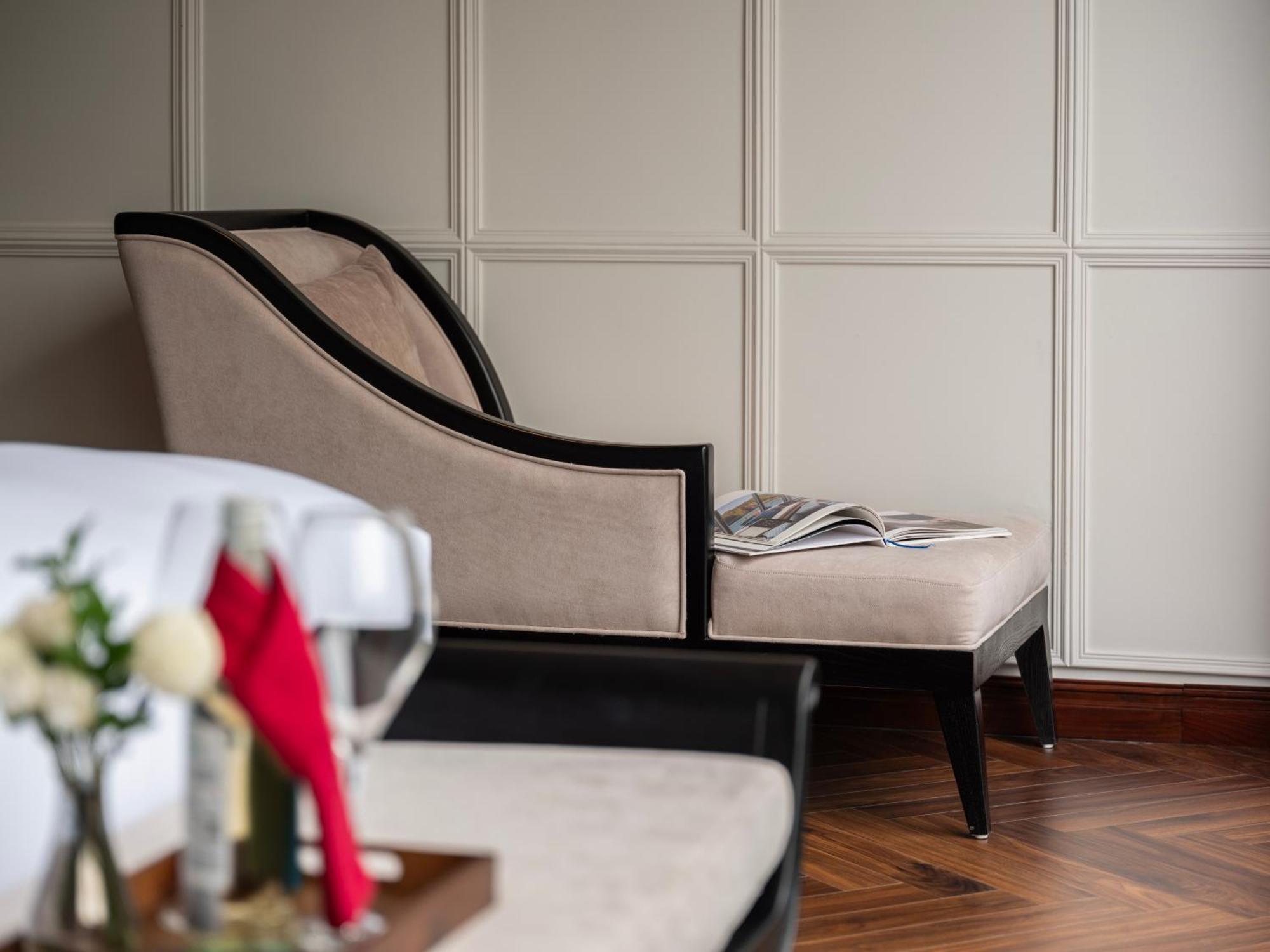 Grand Hotel Du Lac Ханой Экстерьер фото A chaise longue