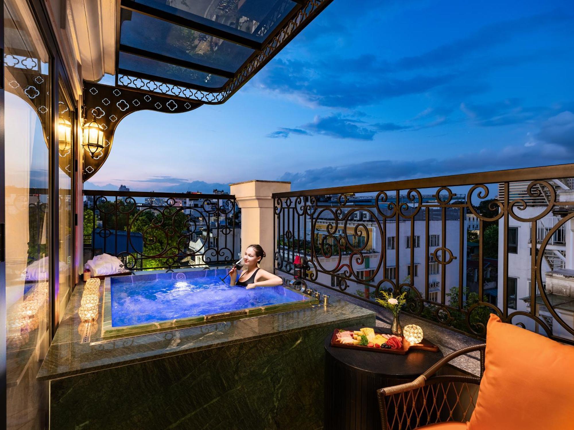 Grand Hotel Du Lac Ханой Экстерьер фото The hotel's rooftop pool