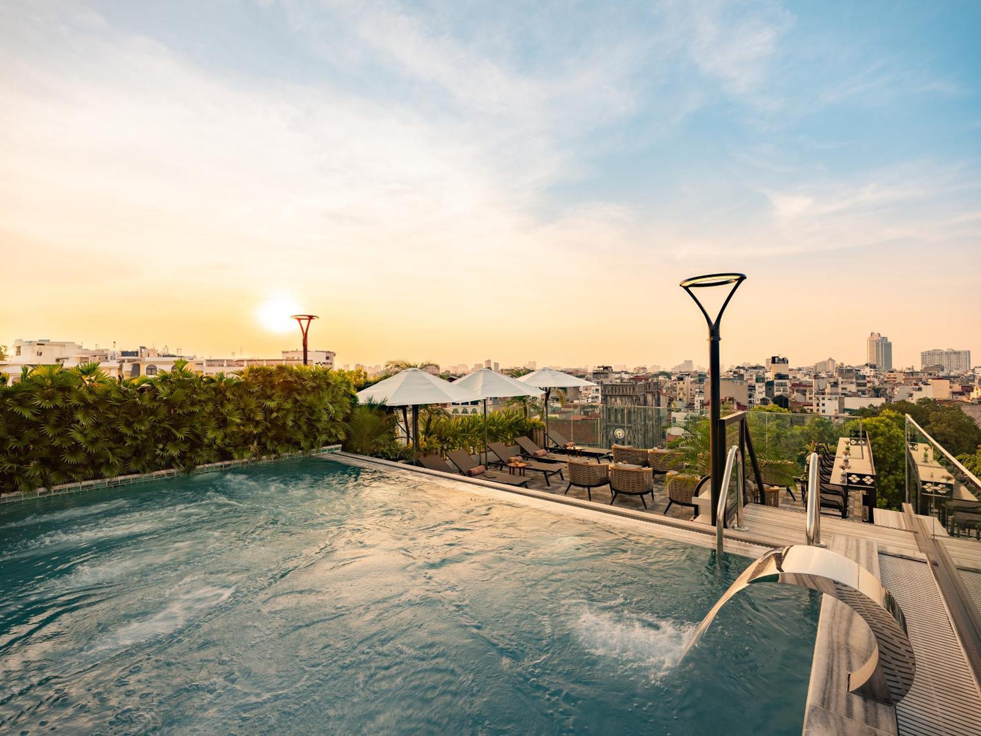 Grand Hotel Du Lac Ханой Экстерьер фото Rooftop pool at the hotel